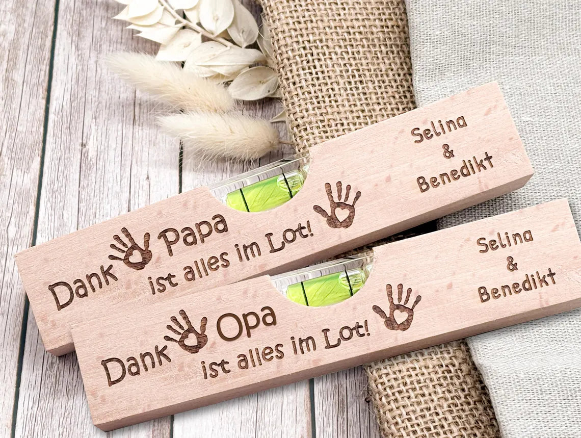 Gravierte Wasserwaage mit Namen und Spruch Dank Papa ist alles im Lot