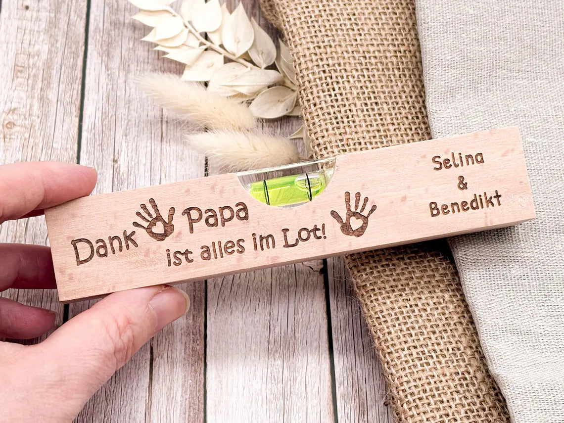 Personalisierte Mini-Wasserwaage aus Holz als Geschenk für Papa