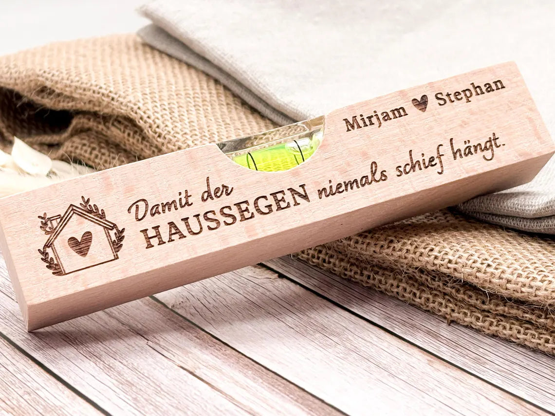 Personalisierte Wasserwaage aus Holz mit Gravur als Geschenk zum Einzug