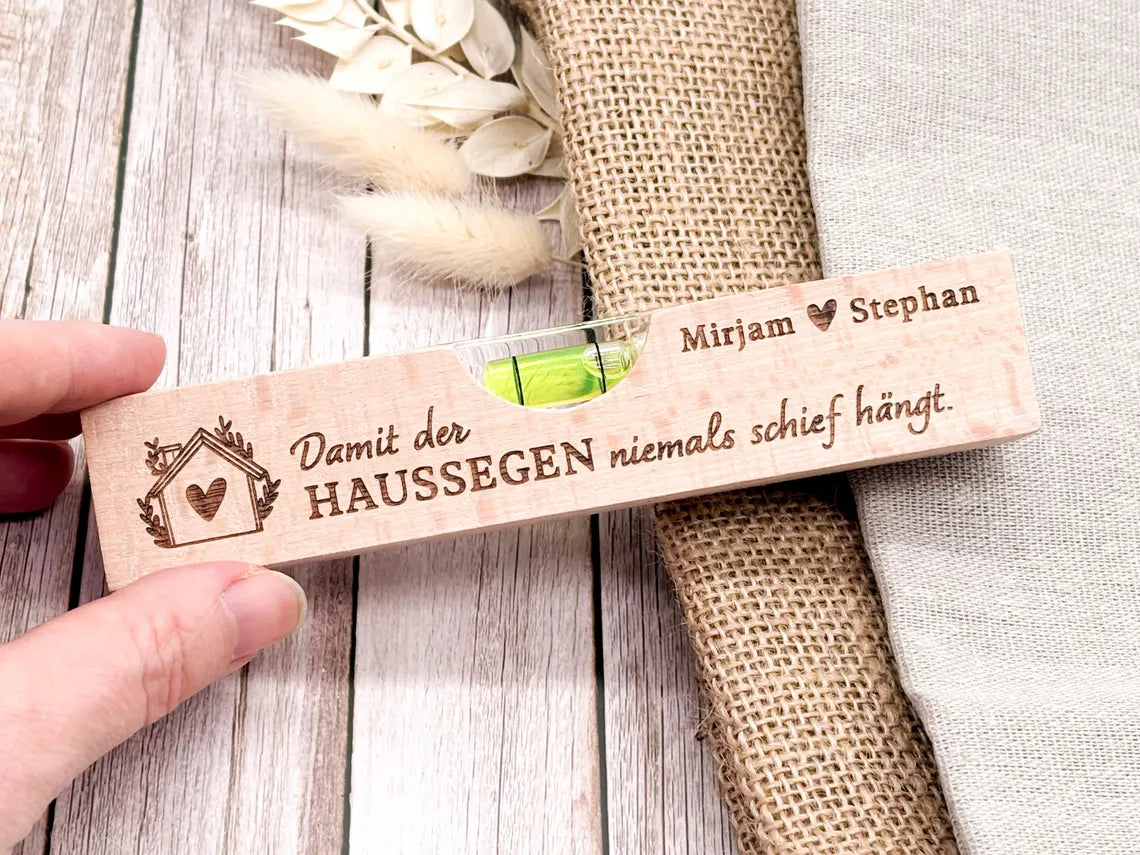 Gravierte Mini-Wasserwaage mit Namen aus Buchenholz