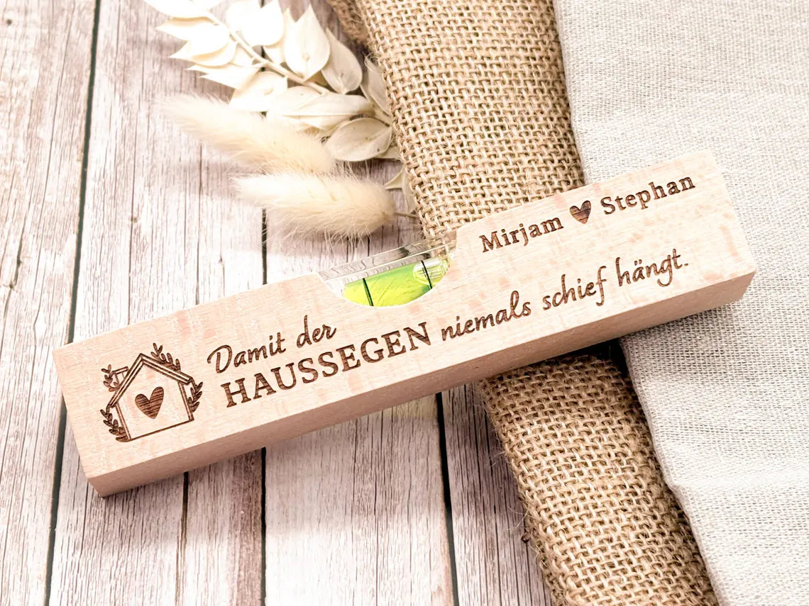 Individuelle Wasserwaage aus Holz als Geschenk für Bauherren