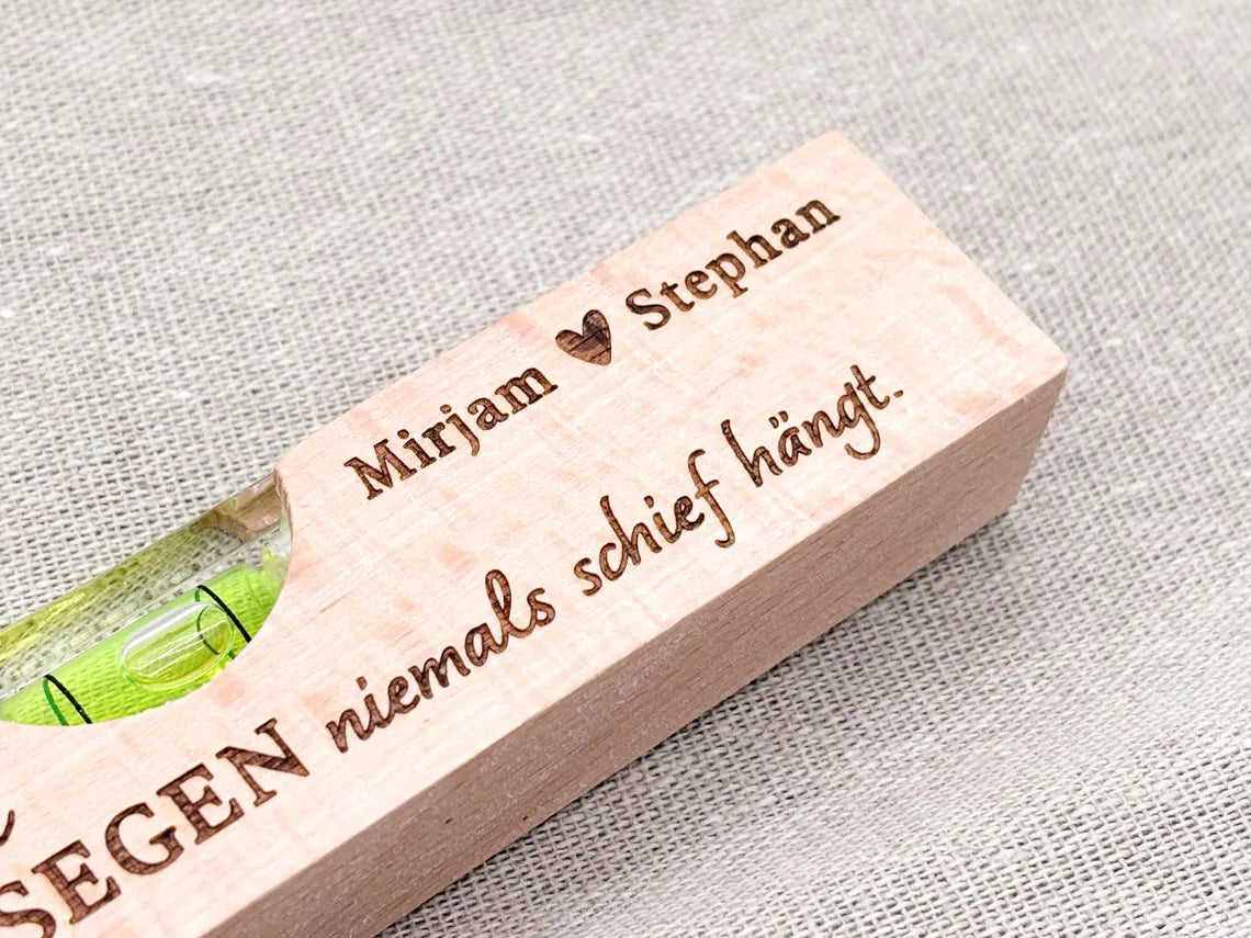Personalisierte Wasserwaage mit Gravur aus Holz | Geschenk zum Einzug