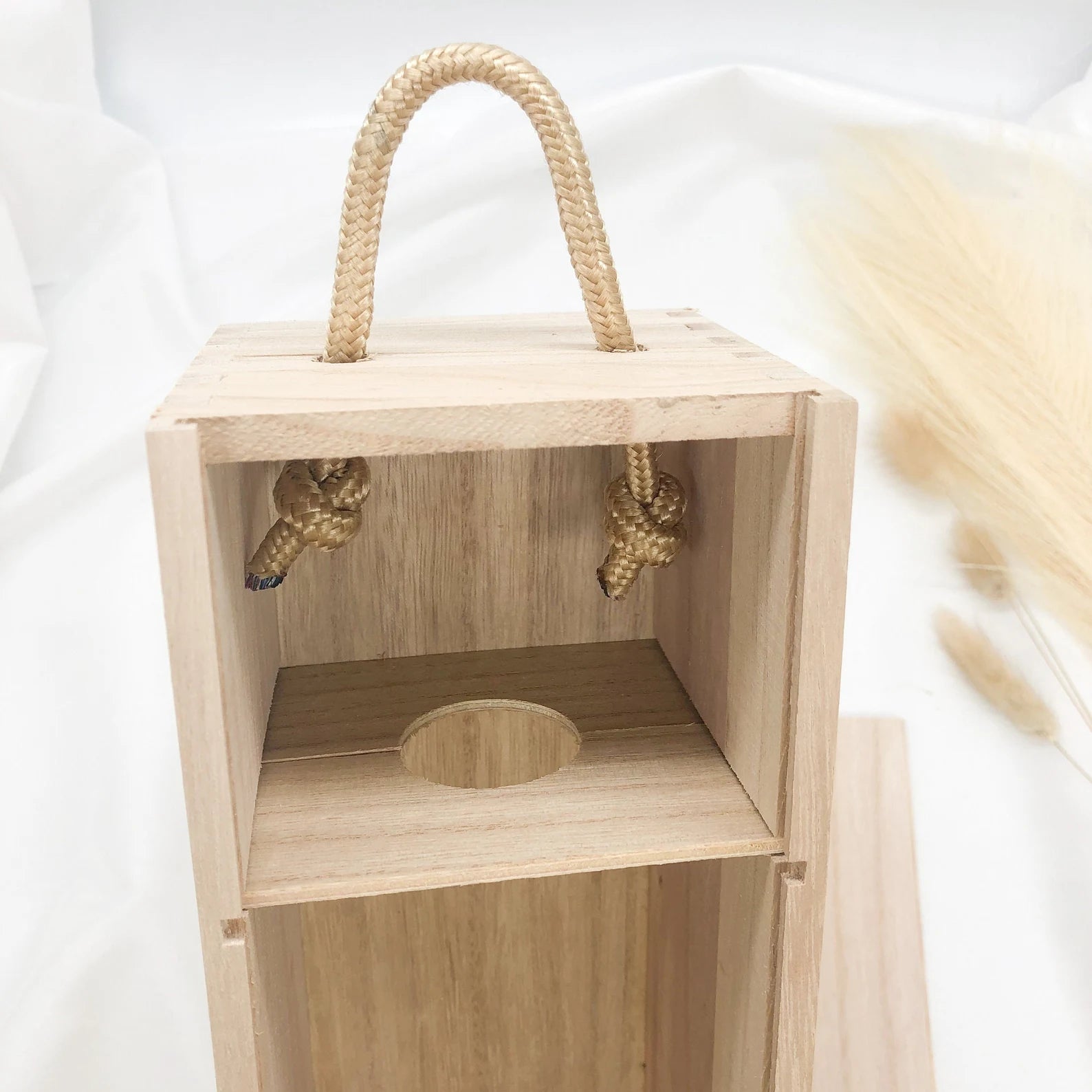 Edles Weingeschenk mit gravierter Holzkiste