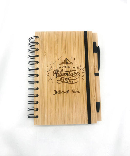 Personalisiertes Bambus-Notizbuch – Nachhaltiges Geschenk mit Gravur | Reisetagebuch | Geschenkidee für Camper und Naturliebhaber