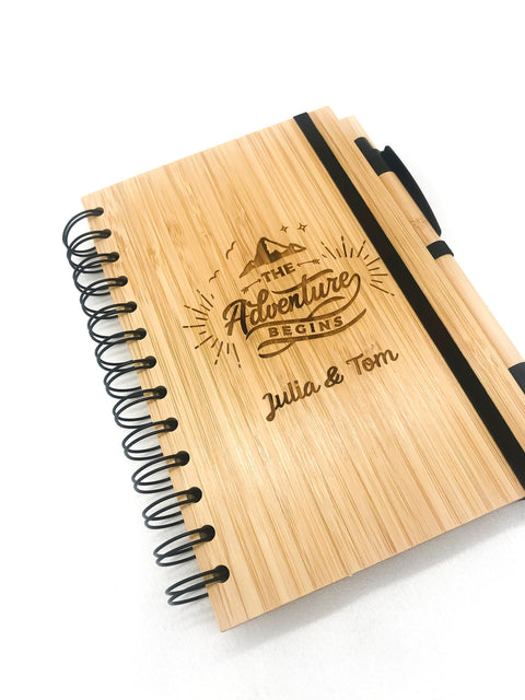 Personalisiertes Bambus-Notizbuch – Nachhaltiges Geschenk mit Gravur | Reisetagebuch | Geschenkidee für Camper und Naturliebhaber