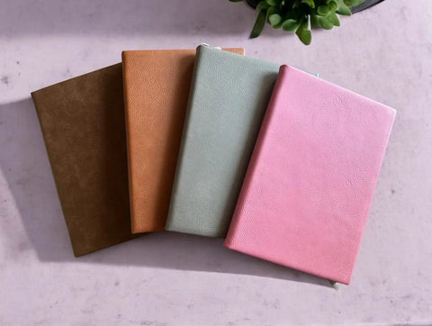 Personalisiertes Notizbuch aus Kunstleder mit Geburtsblume und Wunschname – Das perfekte Geschenk für jeden Anlass