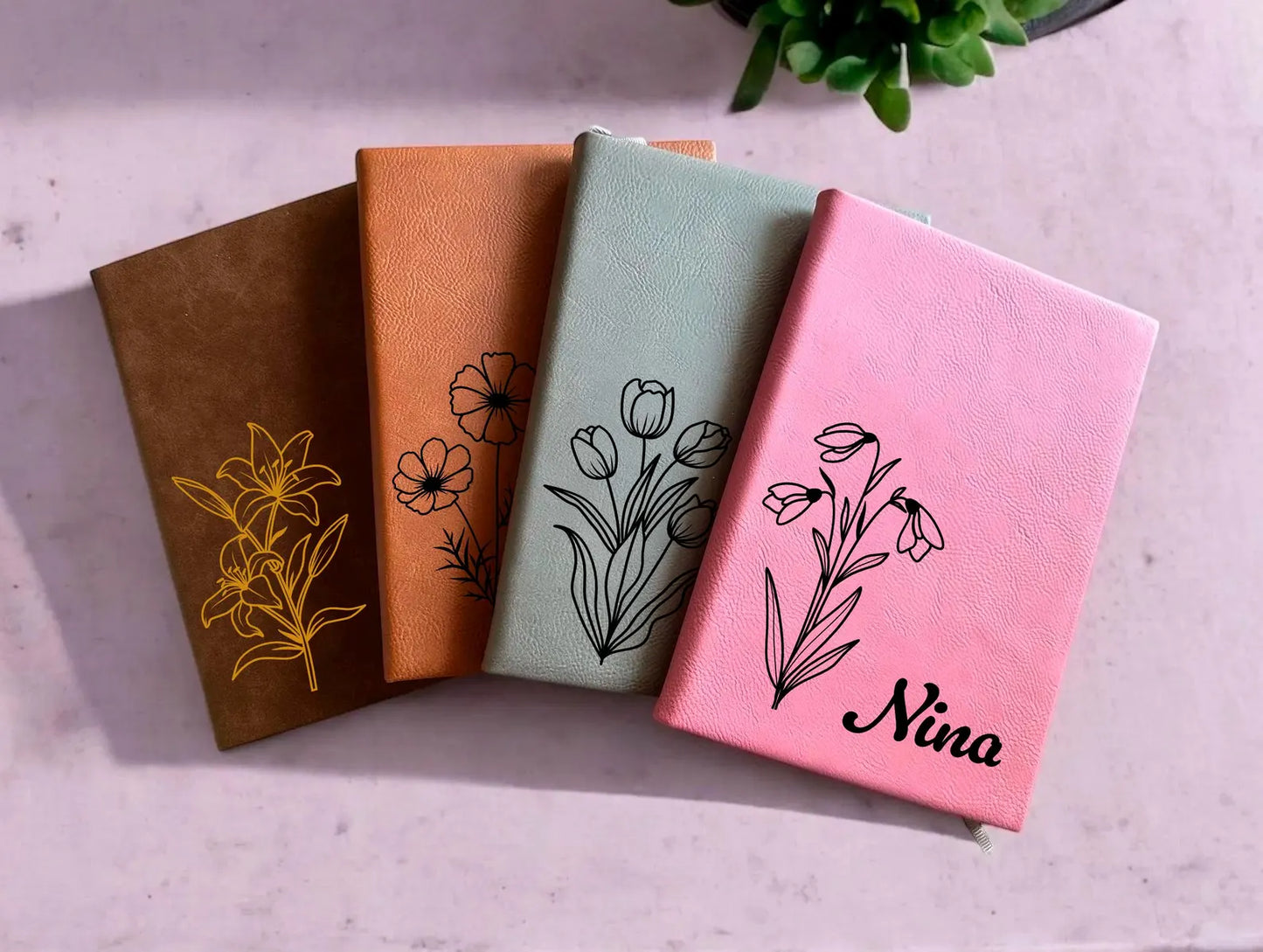 Personalisiertes Notizbuch aus Kunstleder mit Geburtsblume und Wunschname – Das perfekte Geschenk für jeden Anlass