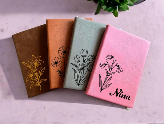 Personalisiertes Notizbuch aus Kunstleder mit Geburtsblume und Wunschname – Das perfekte Geschenk für jeden Anlass