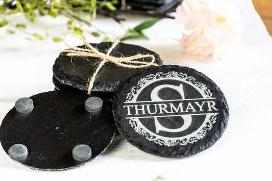 4er-Set personalisierte Schiefer-Untersetzer – gravierte, runde Naturstein-Untersetzer mit Monogramm