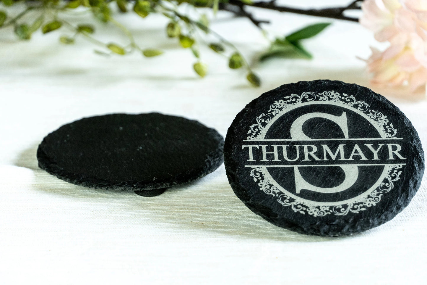 4er-Set personalisierte Schiefer-Untersetzer – gravierte, runde Naturstein-Untersetzer mit Monogramm