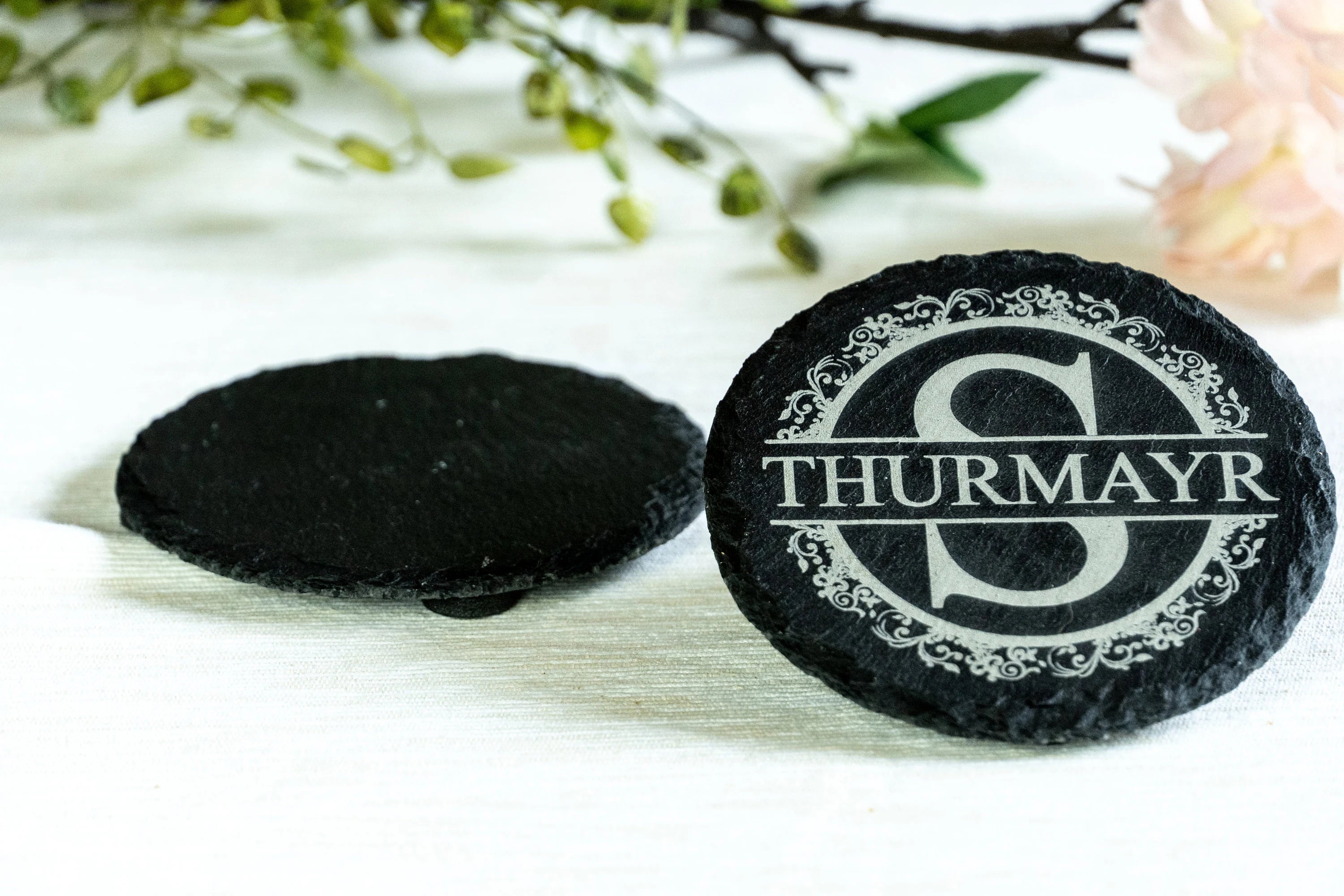 4er-Set personalisierte Schiefer-Untersetzer – gravierte, runde Naturstein-Untersetzer mit Monogramm