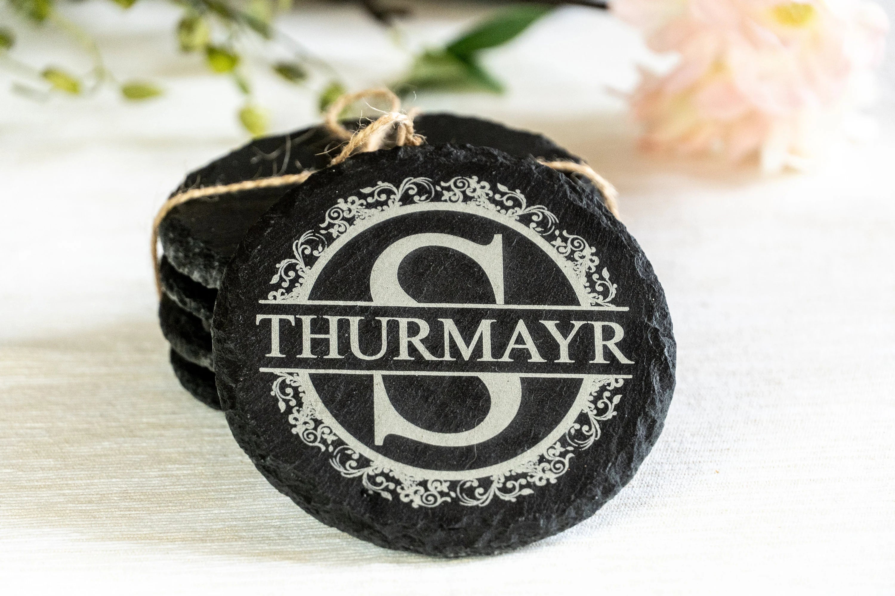 4er-Set personalisierte Schiefer-Untersetzer – gravierte, runde Naturstein-Untersetzer mit Monogramm