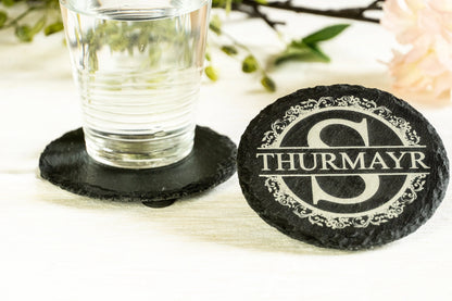 4er-Set personalisierte Schiefer-Untersetzer – gravierte, runde Naturstein-Untersetzer mit Monogramm