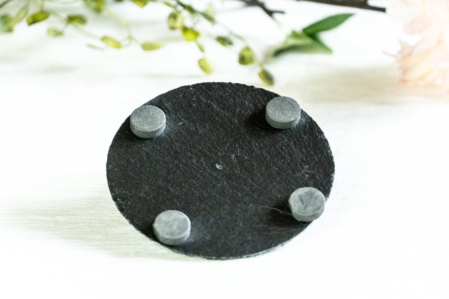 4er-Set personalisierte Schiefer-Untersetzer – gravierte, runde Naturstein-Untersetzer mit Monogramm