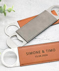Flaschenöffner Hochzeitsgeschenk mit Gravur Name und Datum - Personalisiert / Geschenk Verlobung / Jahrestag / Valentinstag