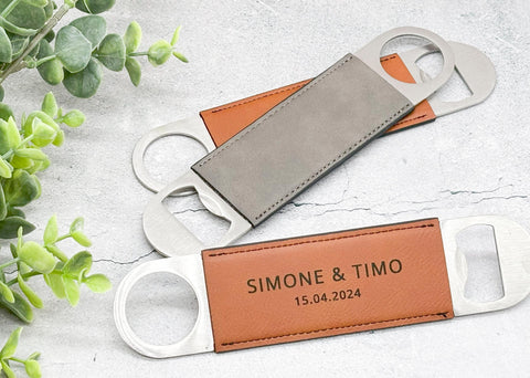 Flaschenöffner Hochzeitsgeschenk mit Gravur Name und Datum - Personalisiert / Geschenk Verlobung / Jahrestag / Valentinstag