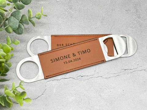 Flaschenöffner Hochzeitsgeschenk mit Gravur Name und Datum - Personalisiert / Geschenk Verlobung / Jahrestag / Valentinstag