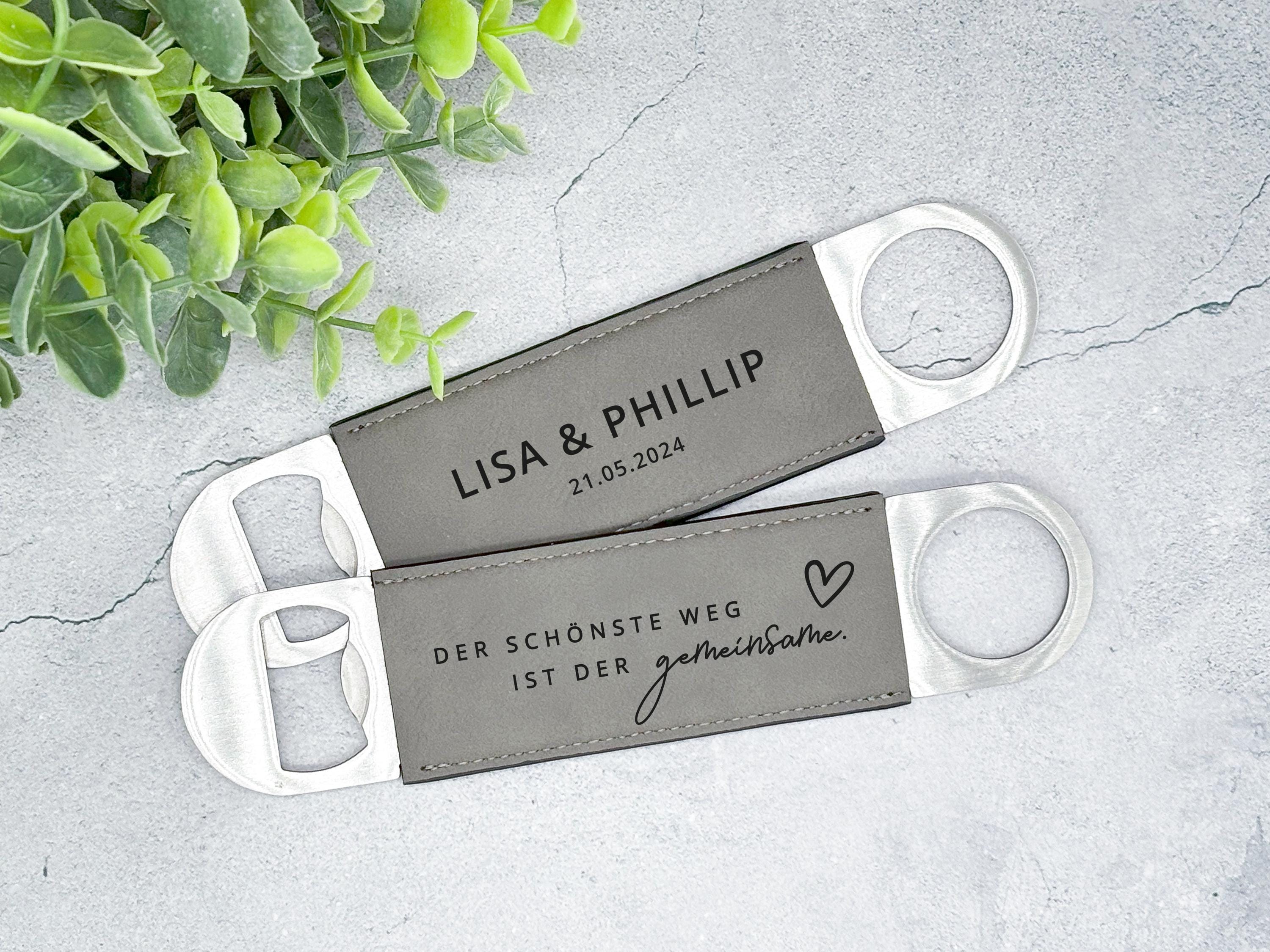 Flaschenöffner Hochzeitsgeschenk mit Gravur Name und Datum - Personalisiert / Geschenk Verlobung / Jahrestag / Valentinstag
