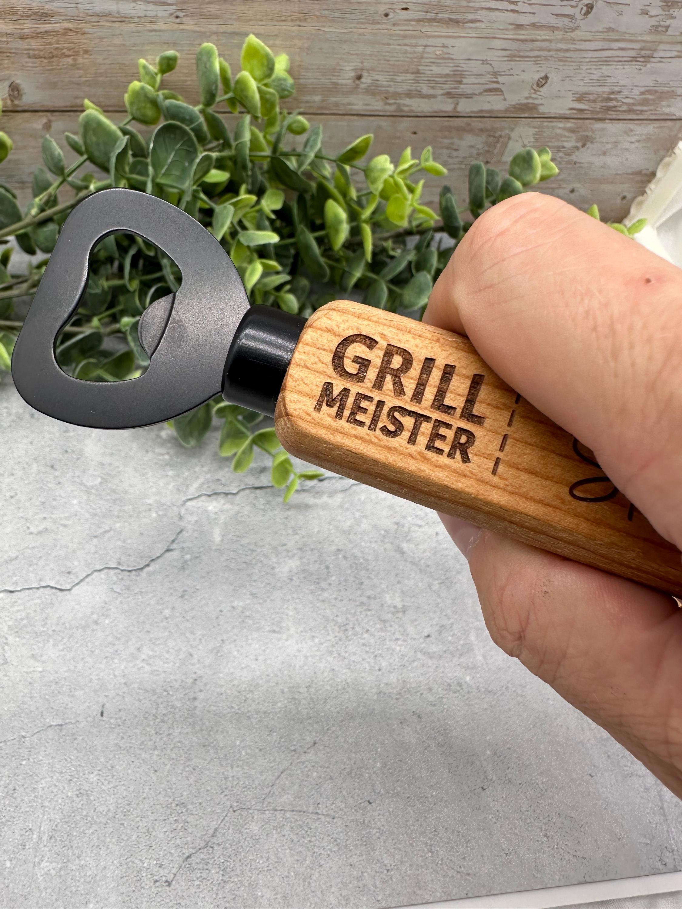 Personalisierter Flaschenöffner aus Holz mit Gravur "Grillmeister" und Namen | Geschenk für Vatertag, Geburtstag, Weihnachten, Grillfreunde