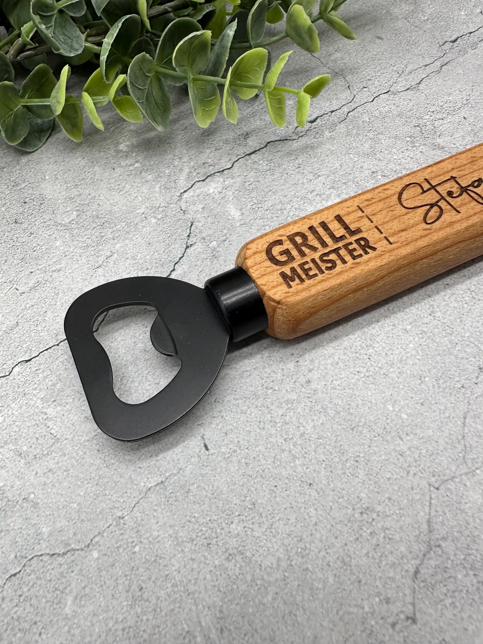 Personalisierter Flaschenöffner aus Holz mit Gravur "Grillmeister" und Namen | Geschenk für Vatertag, Geburtstag, Weihnachten, Grillfreunde