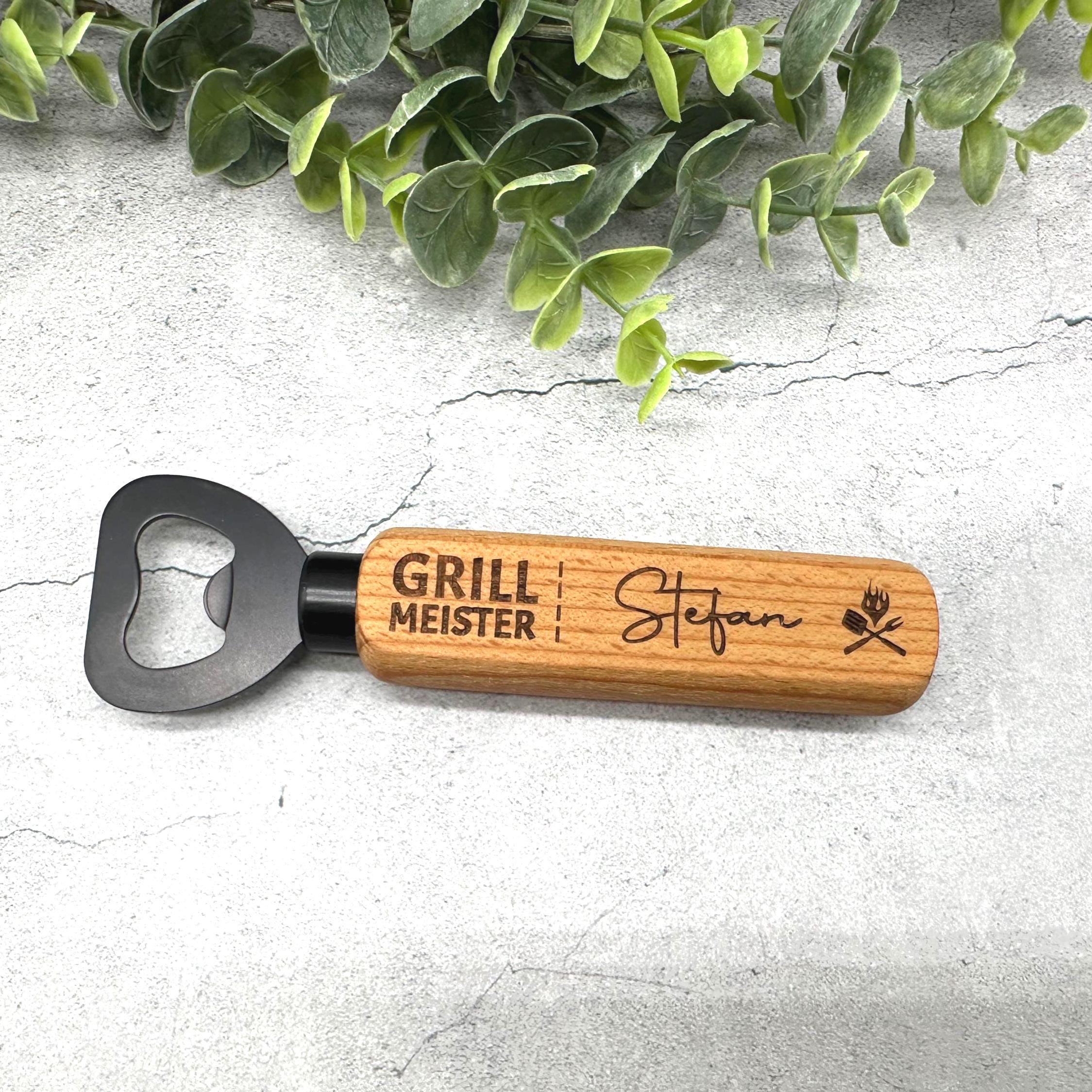 Personalisierter Flaschenöffner aus Holz mit Gravur "Grillmeister" und Namen | Geschenk für Vatertag, Geburtstag, Weihnachten, Grillfreunde
