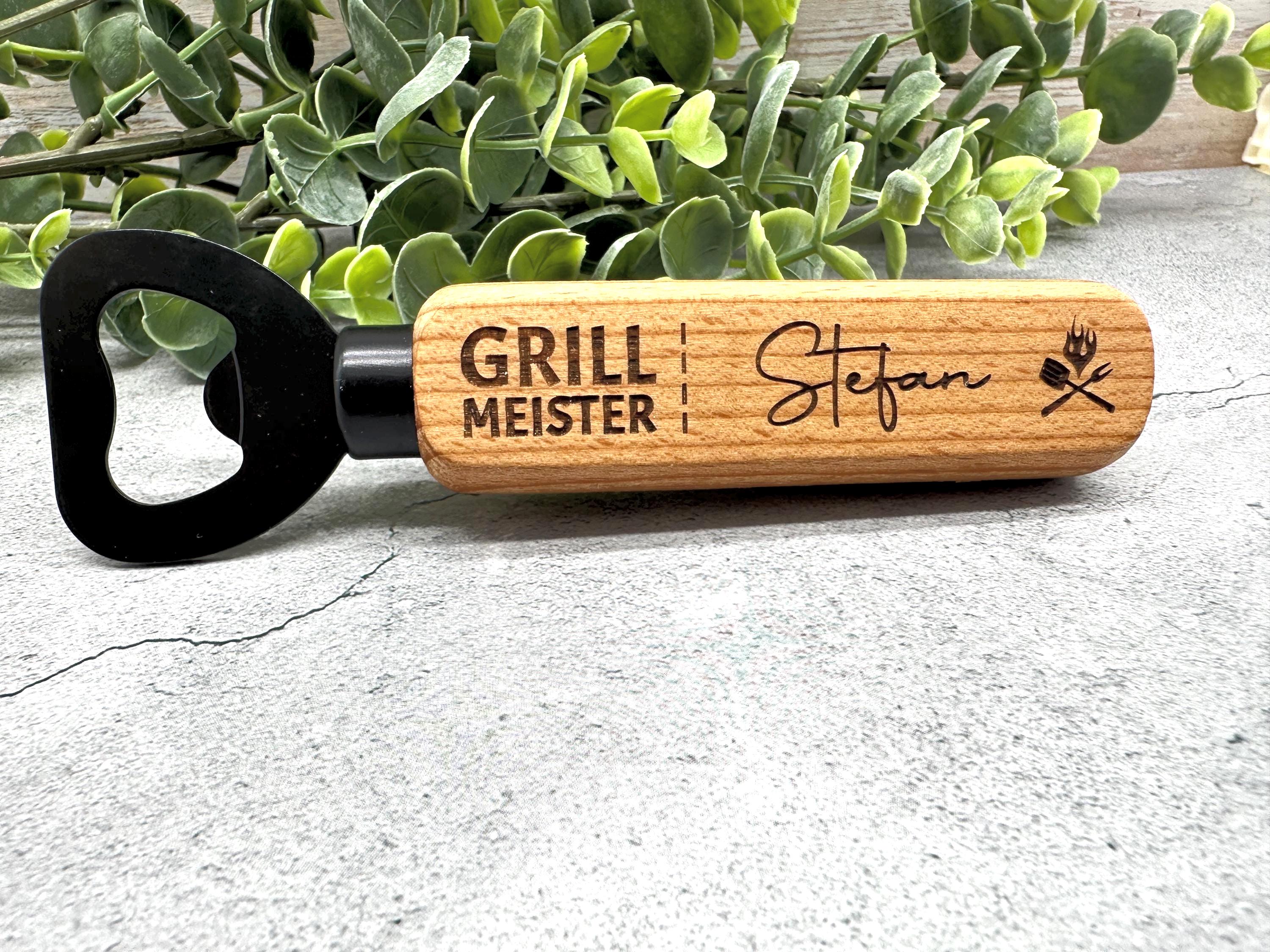 Personalisierter Flaschenöffner aus Holz mit Gravur "Grillmeister" und Namen | Geschenk für Vatertag, Geburtstag, Weihnachten, Grillfreunde