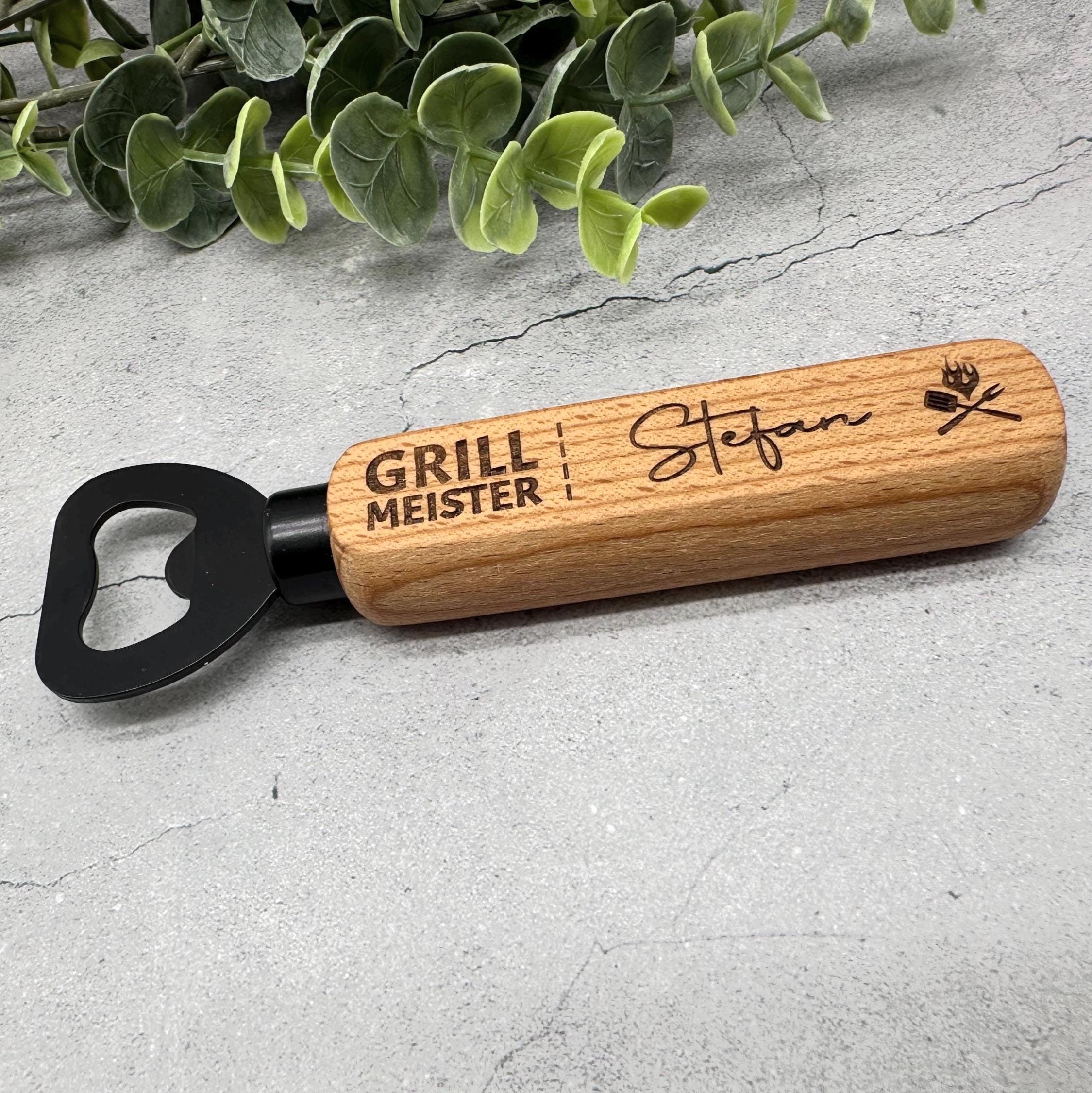 Personalisierter Flaschenöffner aus Holz mit Gravur "Grillmeister" und Namen | Geschenk für Vatertag, Geburtstag, Weihnachten, Grillfreunde