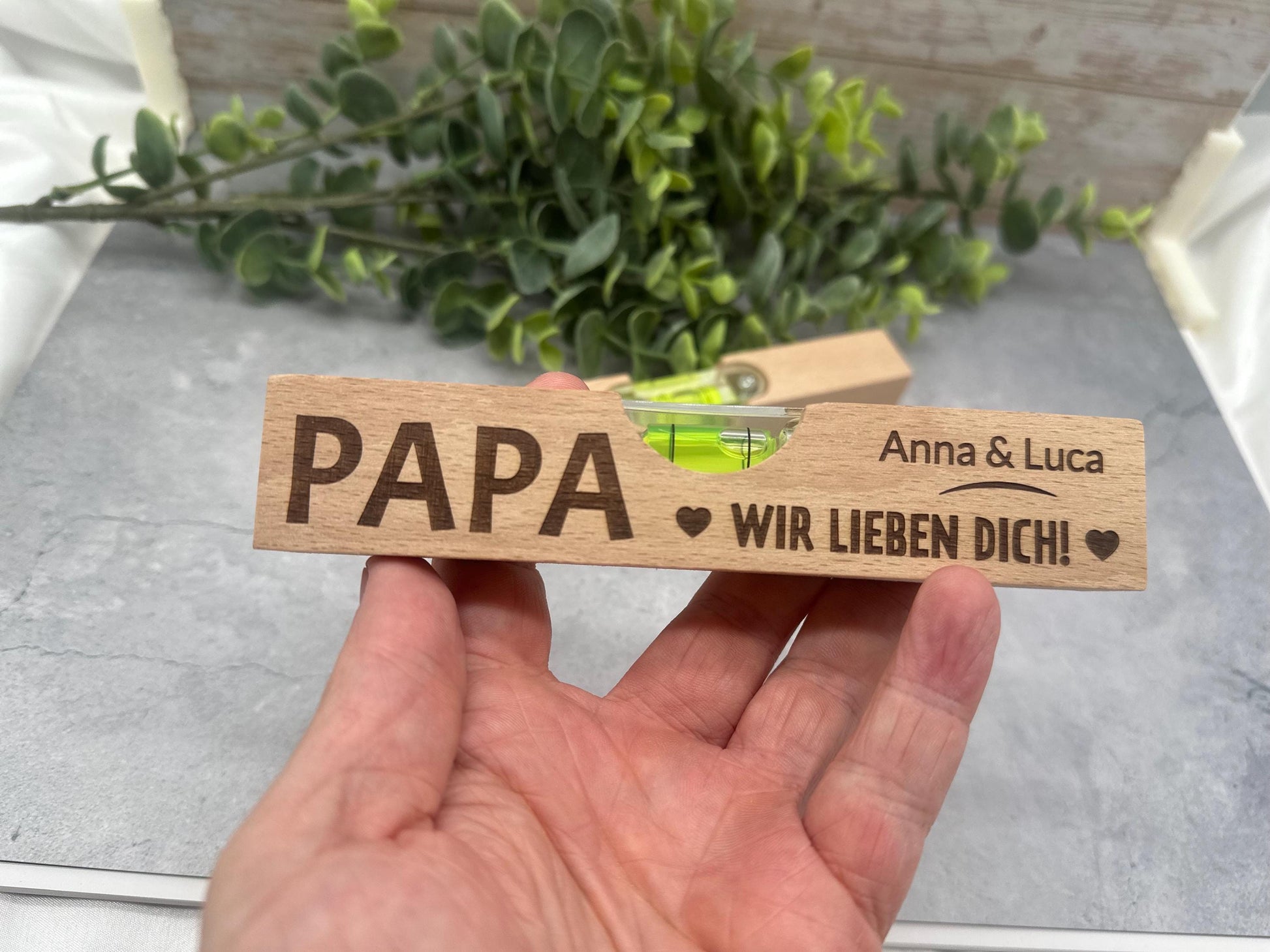 Personalisiertes Geschenk für Papa – Mini-Wasserwaage aus Buchenholz mit Gravur