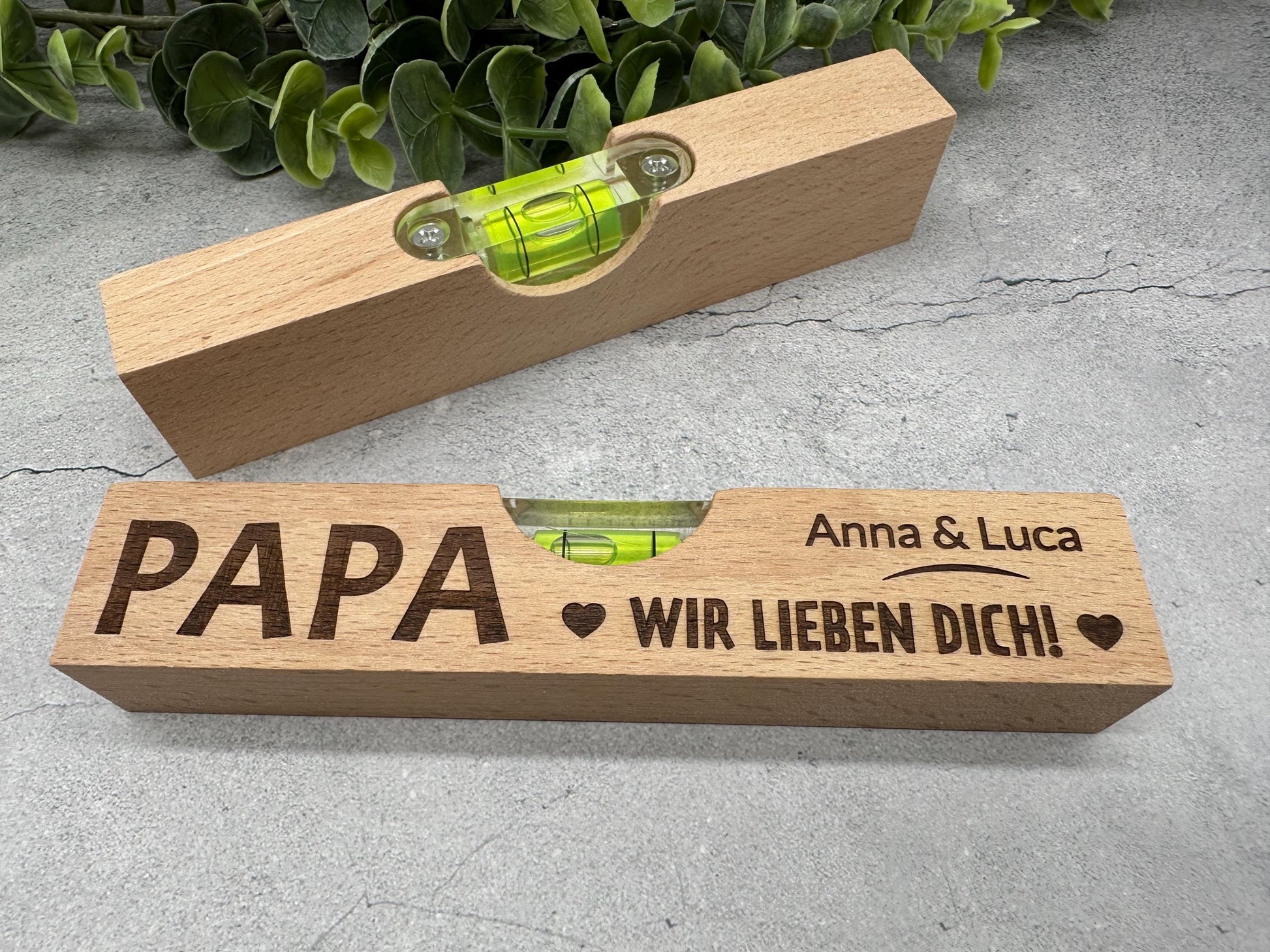Personalisiertes Geschenk für Papa – Mini-Wasserwaage aus Buchenholz mit Gravur