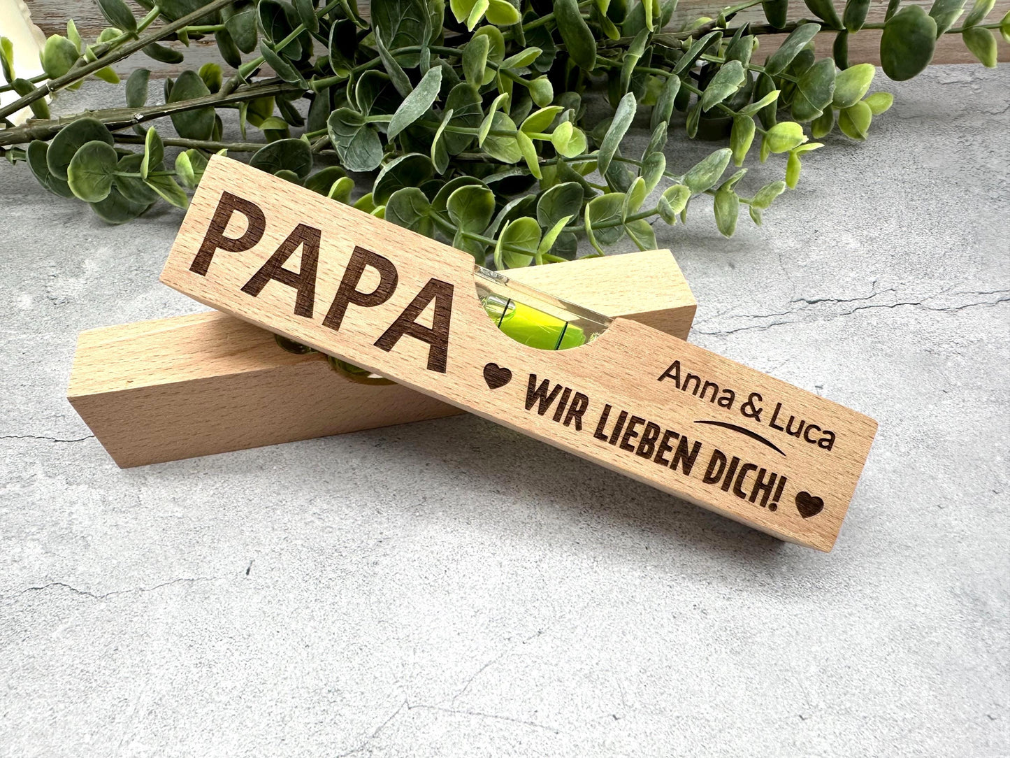 Personalisiertes Geschenk für Papa – Mini-Wasserwaage aus Buchenholz mit Gravur