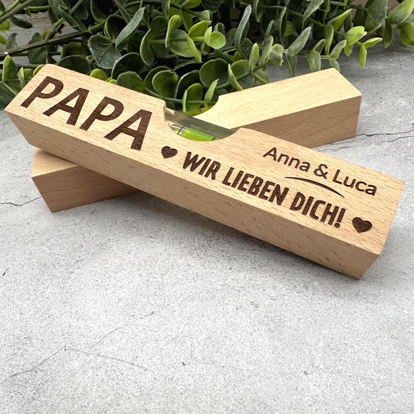 Personalisiertes Geschenk für Papa – Mini-Wasserwaage aus Buchenholz mit Gravur