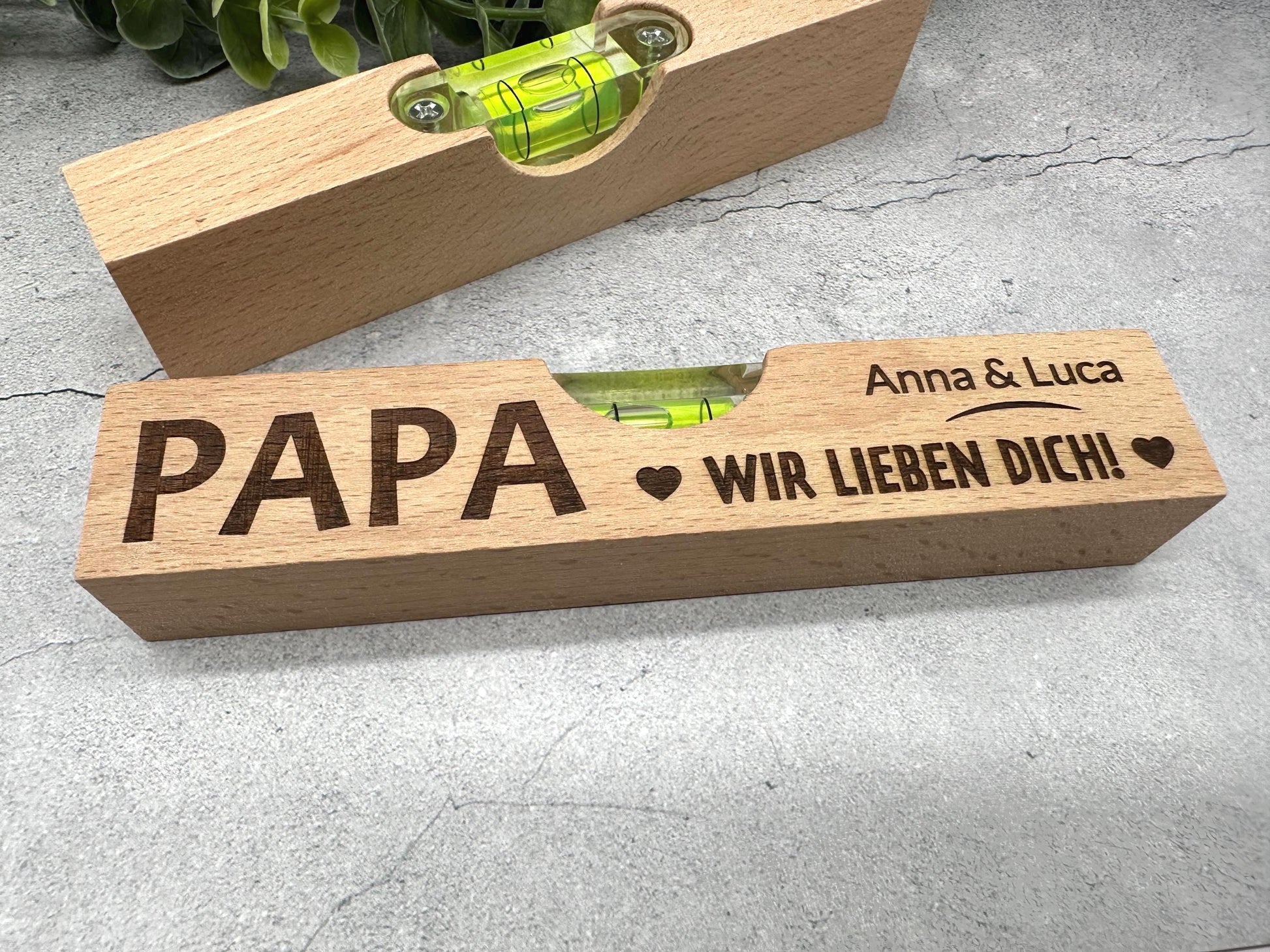 Personalisiertes Geschenk für Papa – Mini-Wasserwaage aus Buchenholz mit Gravur