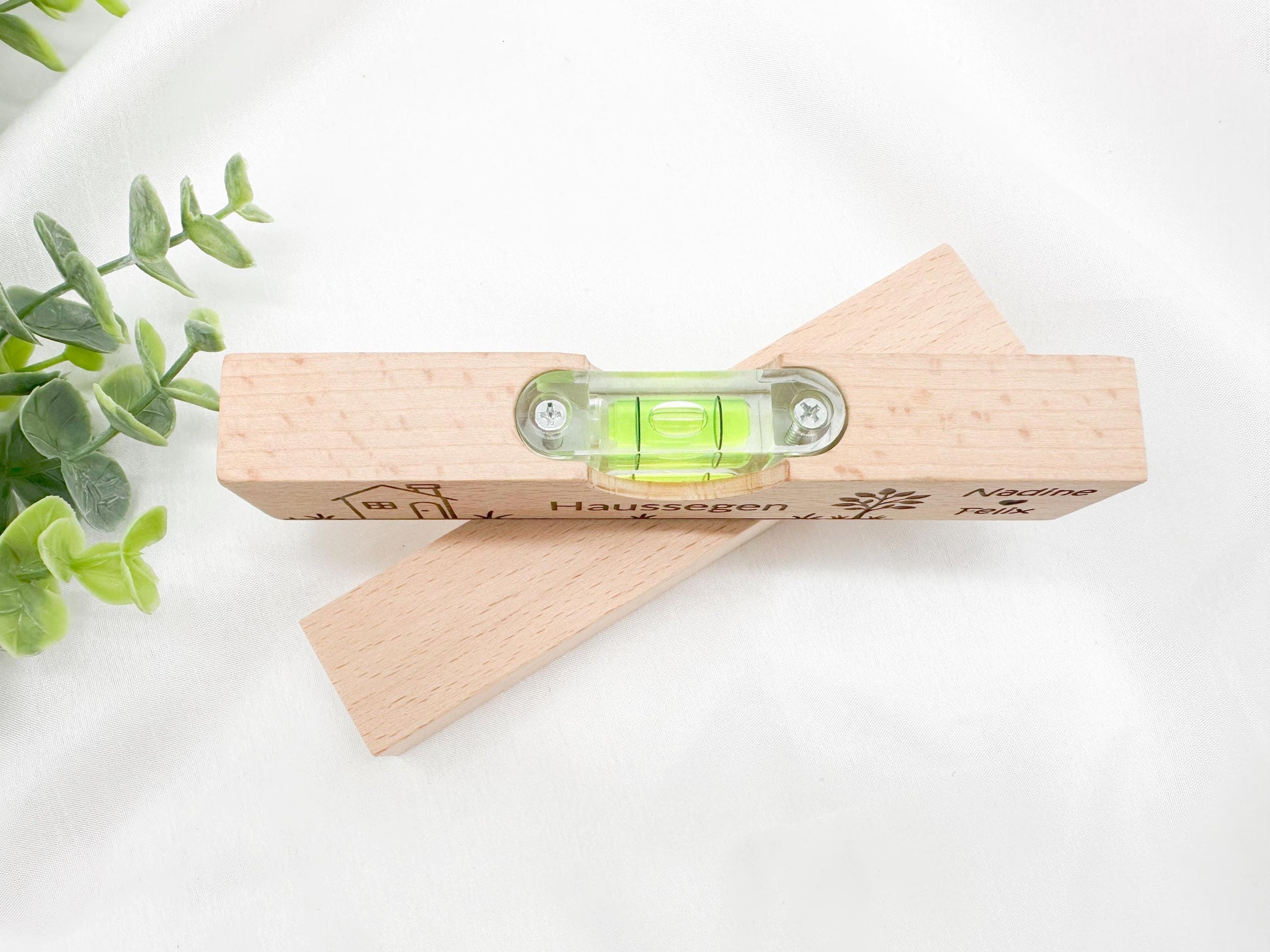 Personalisierte Wasserwaage mit Gravur – Hochzeitsgeschenk, Einzugsgeschenk, Richtfest Geschenk, Haussegen, Einweihungsgeschenk aus Holz