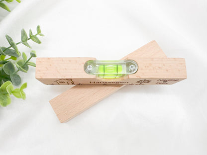 Personalisierte Wasserwaage mit Gravur – Hochzeitsgeschenk, Einzugsgeschenk, Richtfest Geschenk, Haussegen, Einweihungsgeschenk aus Holz