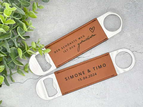 Flaschenöffner Hochzeitsgeschenk mit Gravur Name und Datum - Personalisiert / Geschenk Verlobung / Jahrestag / Valentinstag