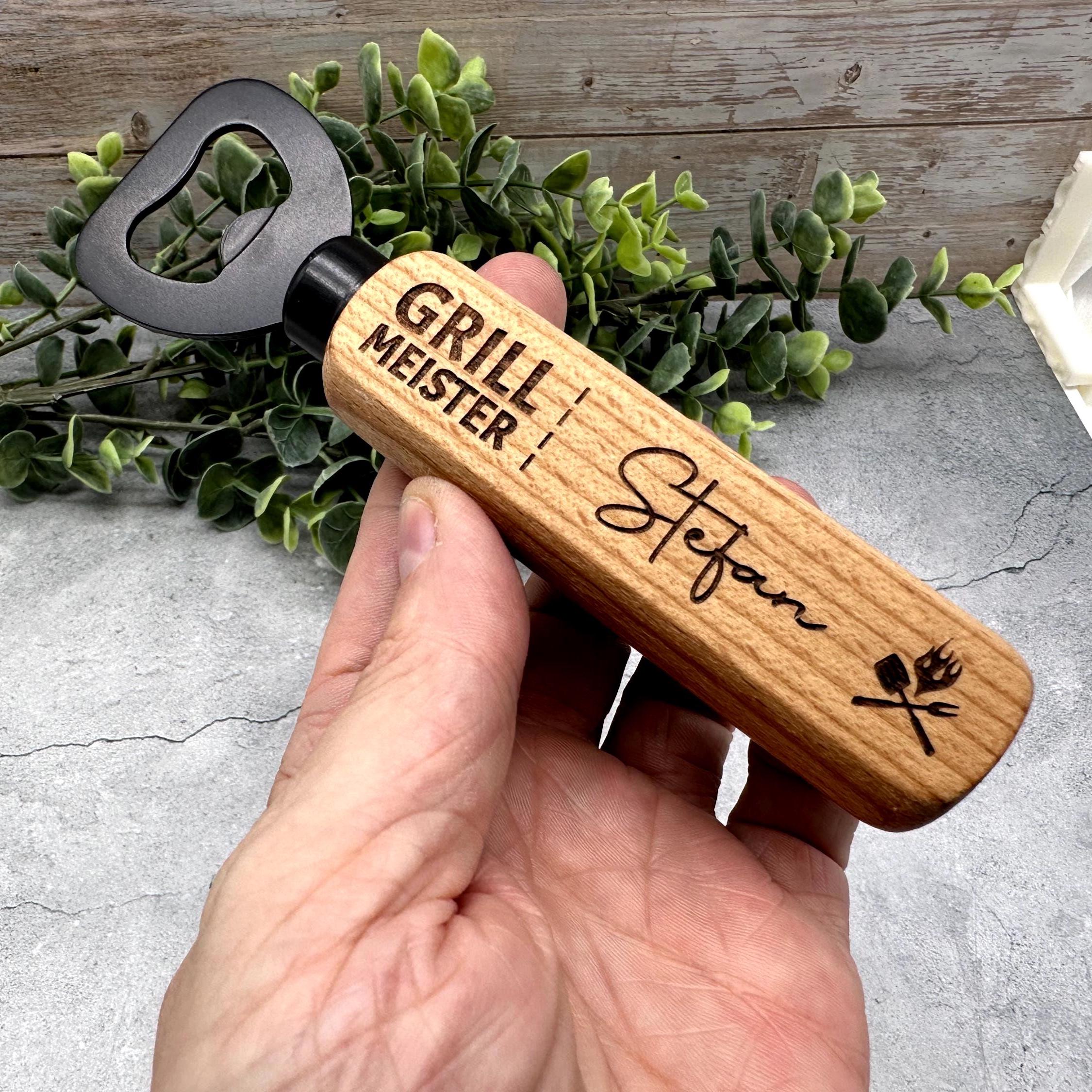 Personalisierter Flaschenöffner aus Holz mit Gravur "Grillmeister" und Namen | Geschenk für Vatertag, Geburtstag, Weihnachten, Grillfreunde