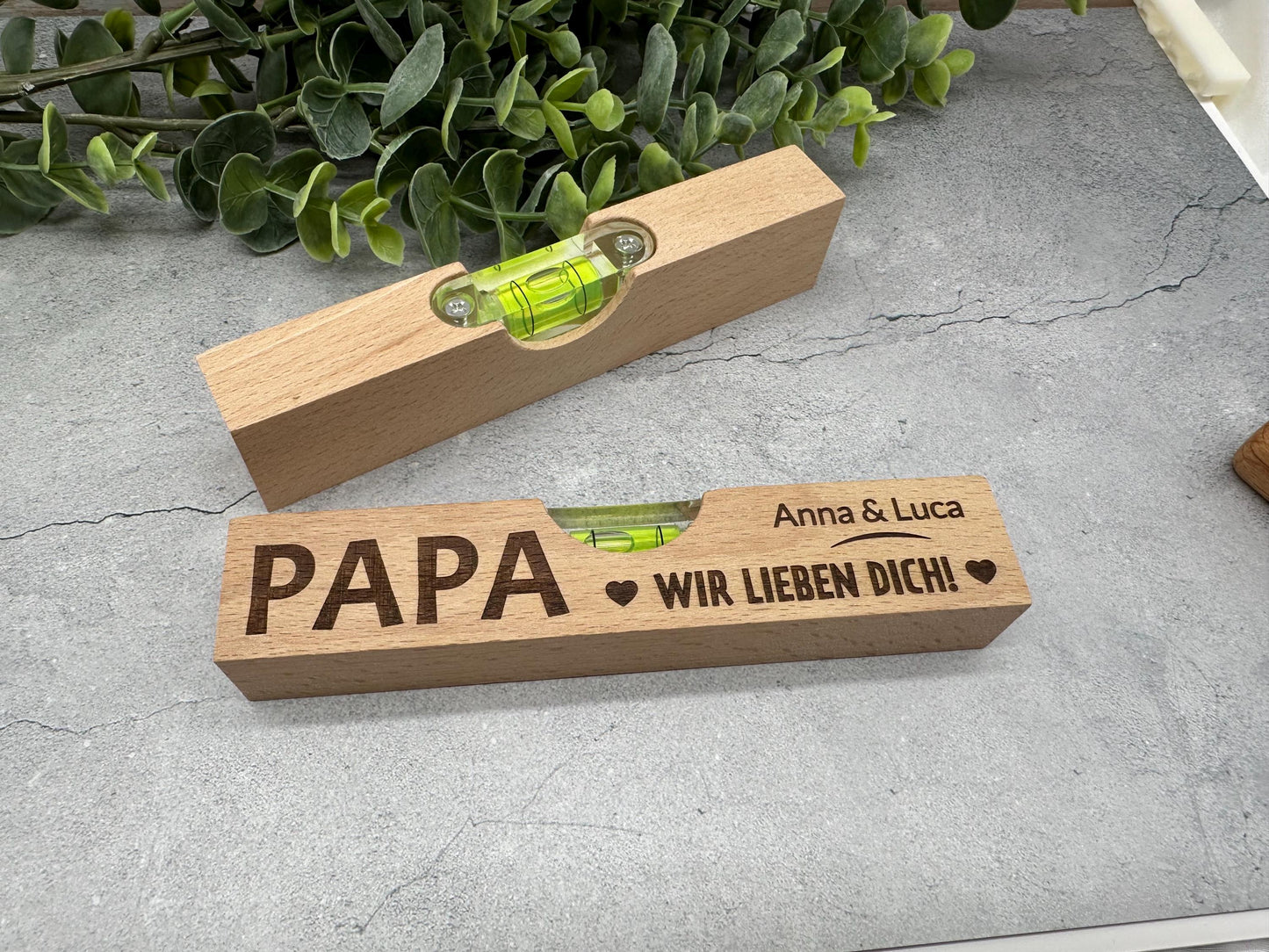 Personalisiertes Geschenk für Papa – Mini-Wasserwaage aus Buchenholz mit Gravur