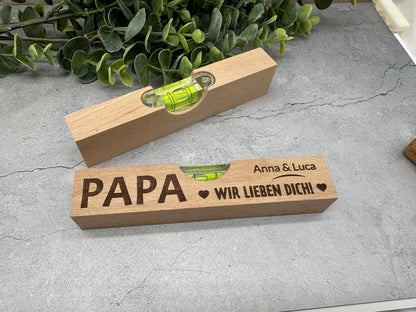 Personalisiertes Geschenk für Papa – Mini-Wasserwaage aus Buchenholz mit Gravur