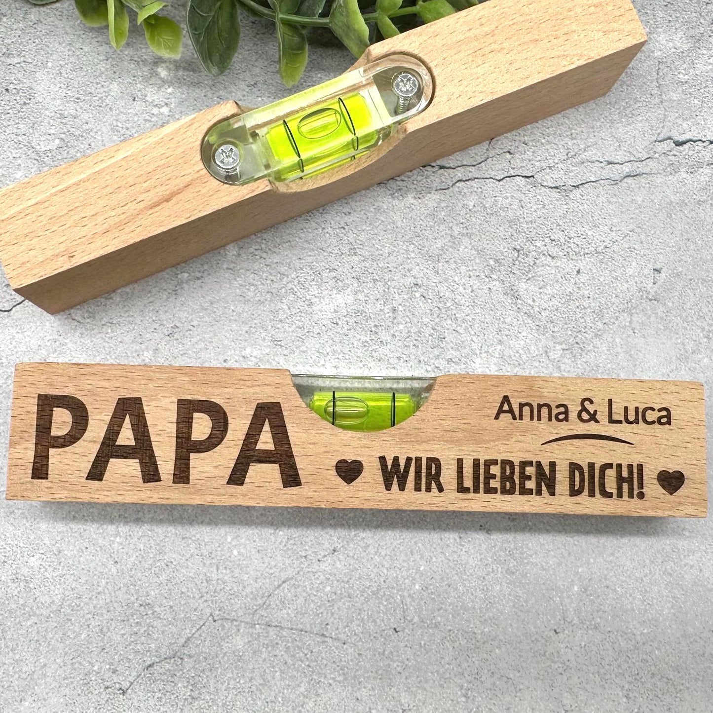 Personalisiertes Geschenk für Papa – Mini-Wasserwaage aus Buchenholz mit Gravur