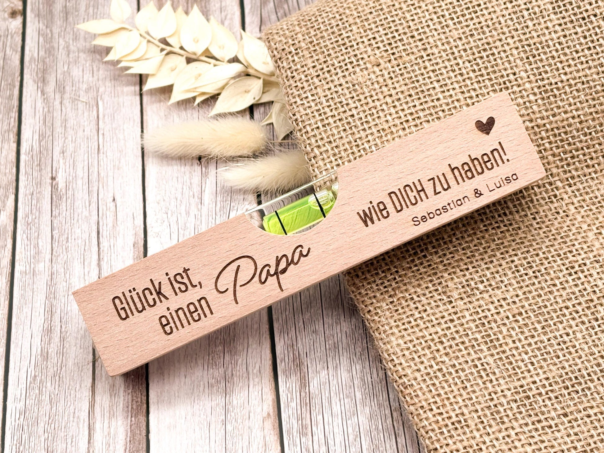 Personalisiertes Geschenk für Papa – Mini-Wasserwaage aus Buchenholz mit Gravur - Vatertag - "Glück ist..."