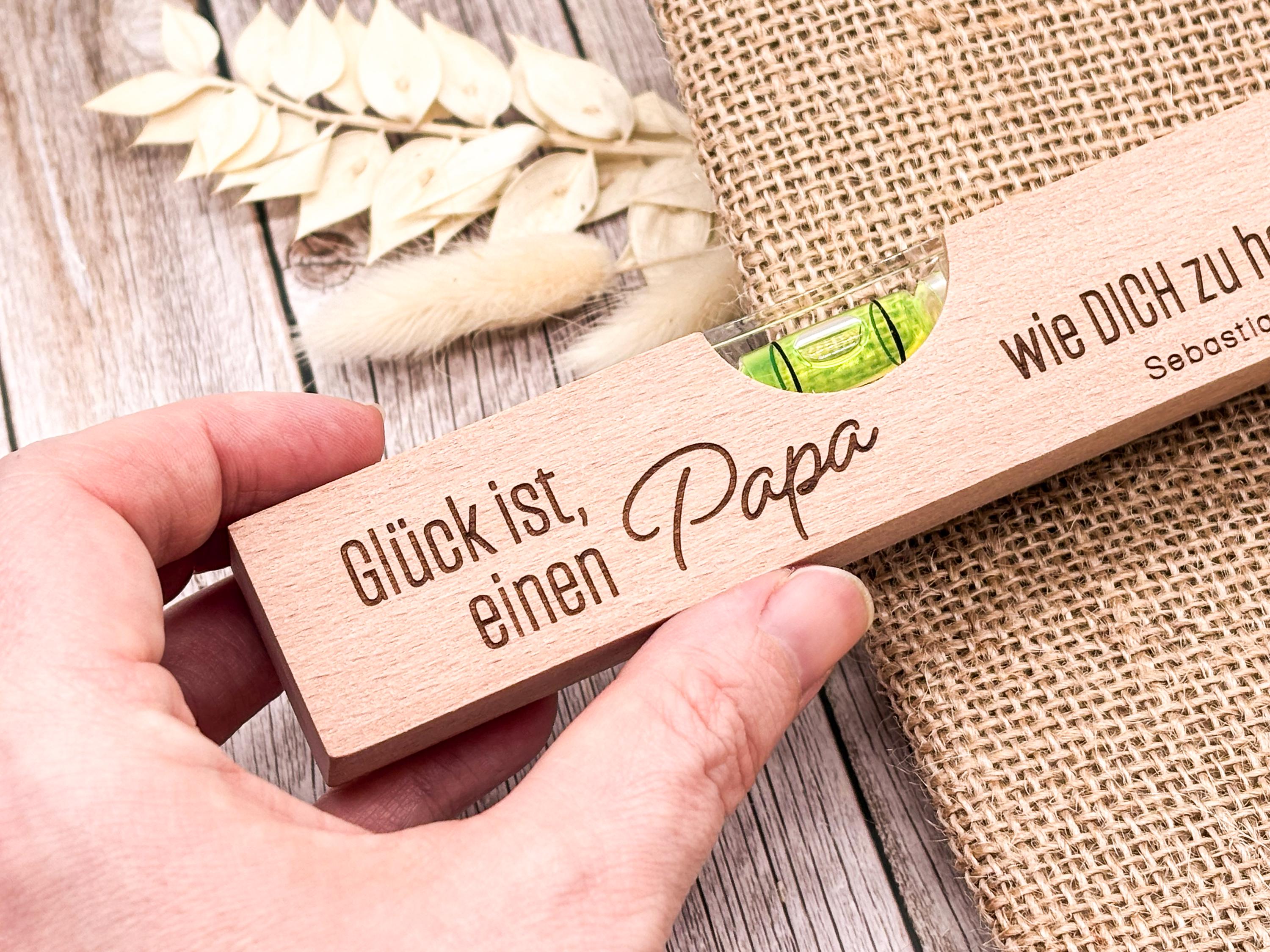 Personalisiertes Geschenk für Papa – Mini-Wasserwaage aus Buchenholz mit Gravur - Vatertag - "Glück ist..."
