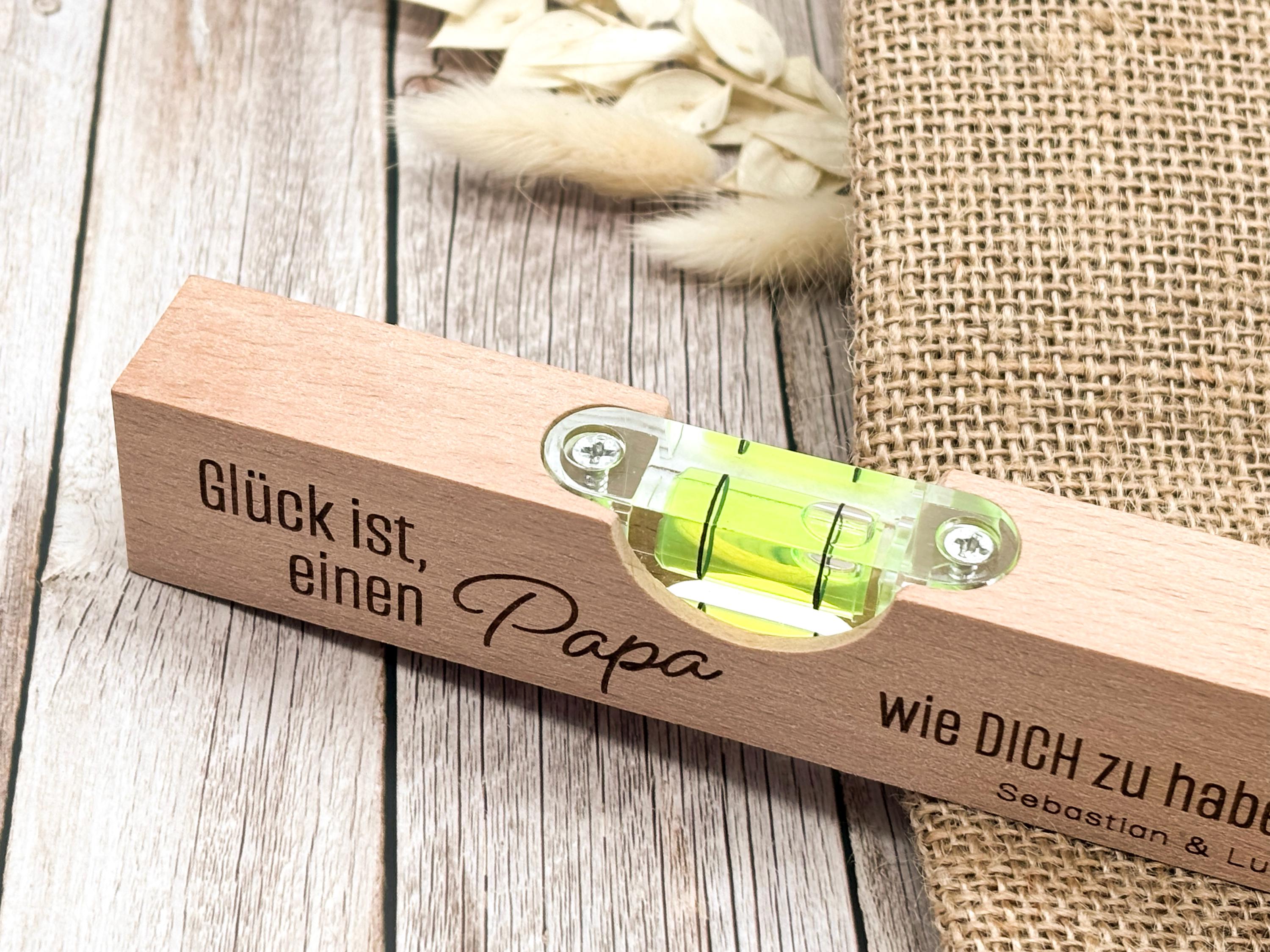 Personalisiertes Geschenk für Papa – Mini-Wasserwaage aus Buchenholz mit Gravur - Vatertag - "Glück ist..."