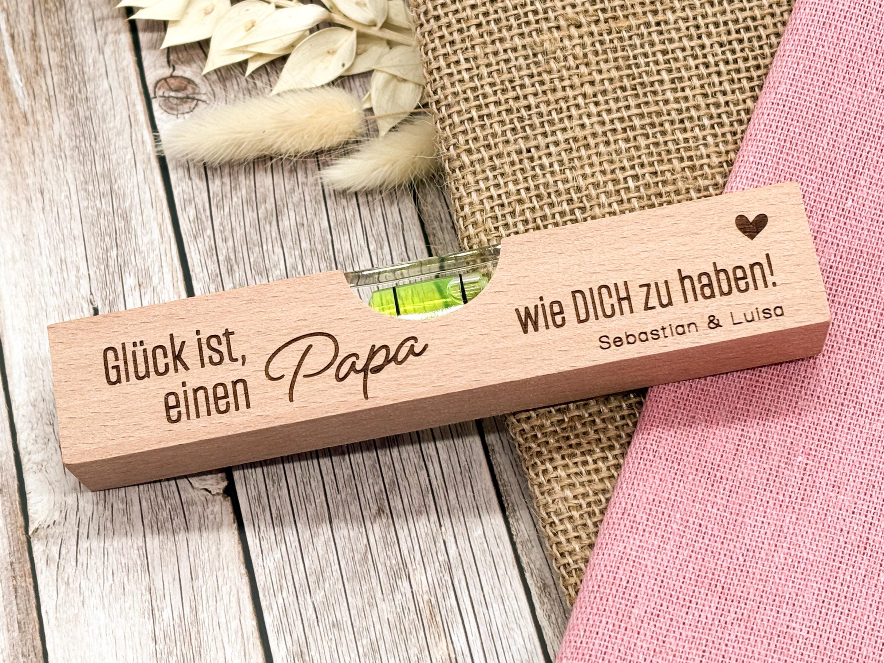 Personalisiertes Geschenk für Papa – Mini-Wasserwaage aus Buchenholz mit Gravur - Vatertag - "Glück ist..."