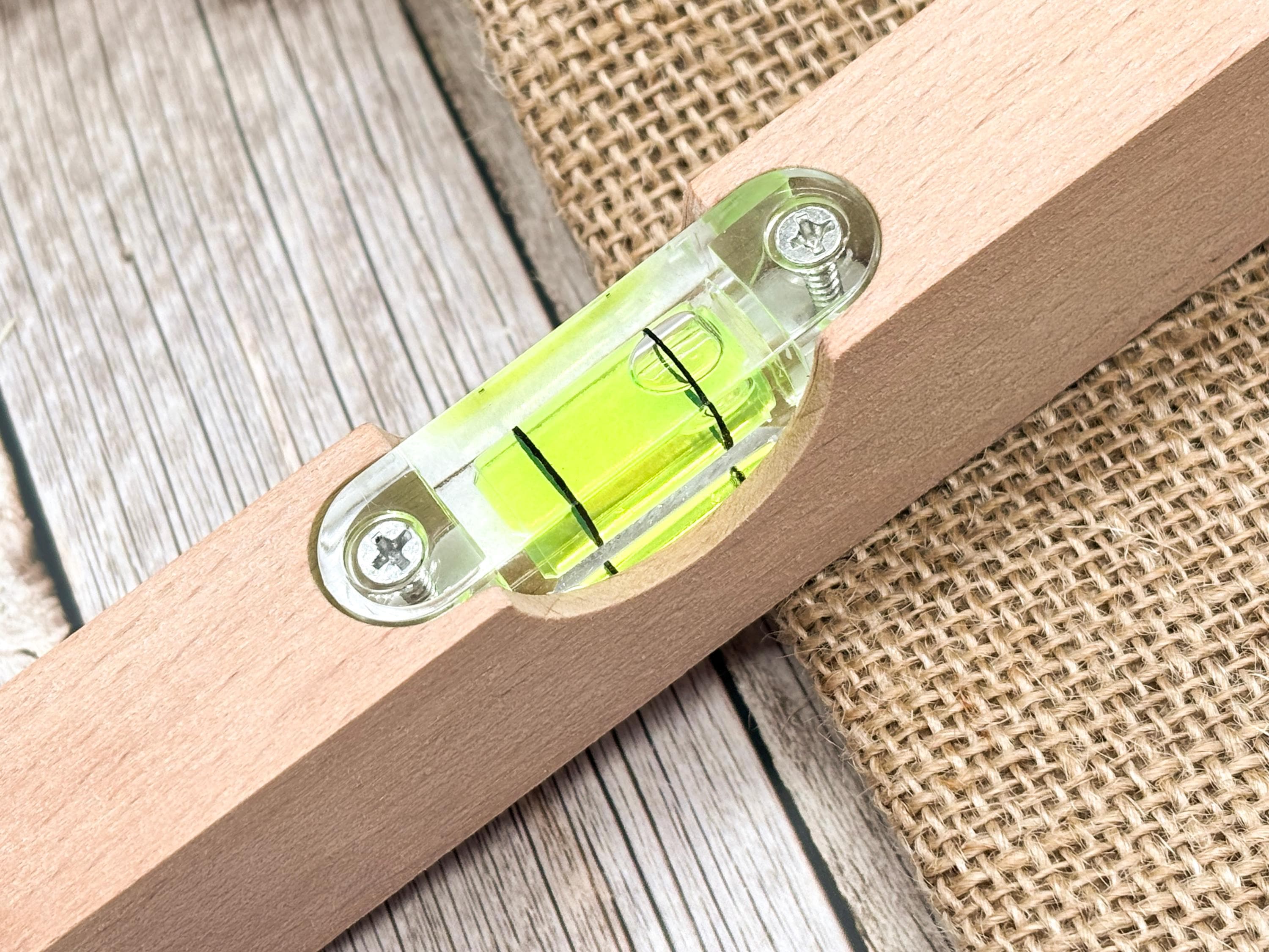 Personalisiertes Geschenk für Papa – Mini-Wasserwaage aus Buchenholz mit Gravur - Vatertag - "Wenn's schief ist..."