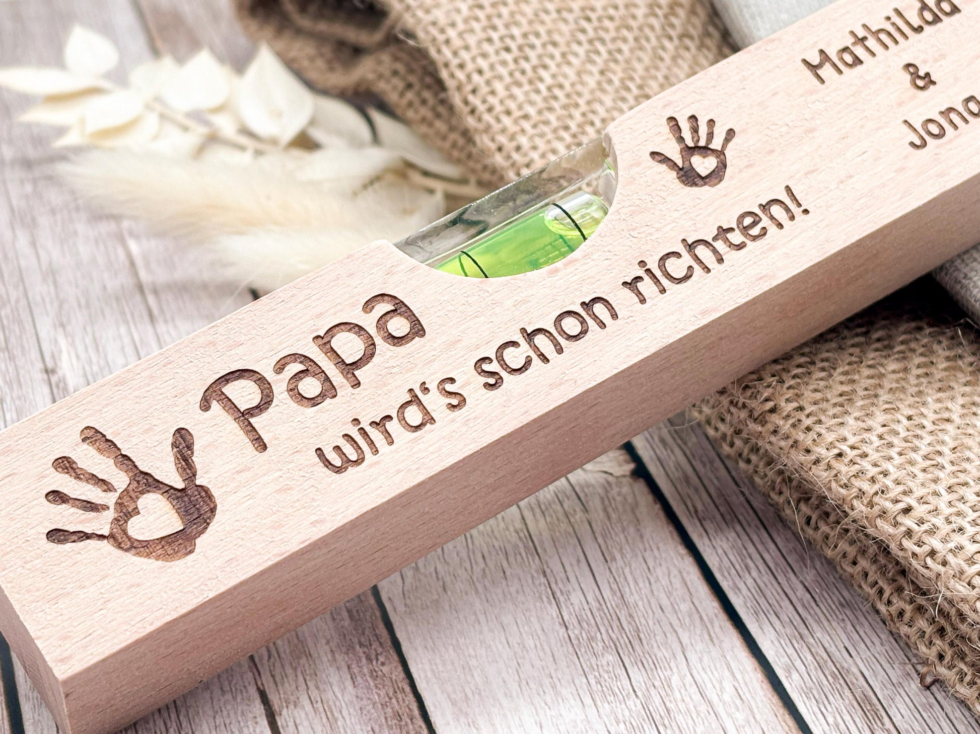 Personalisiertes Geschenk für Papa – Mini-Wasserwaage aus Buchenholz mit Gravur - Vatertag - "Papa wird's schon richten" - MWF1006