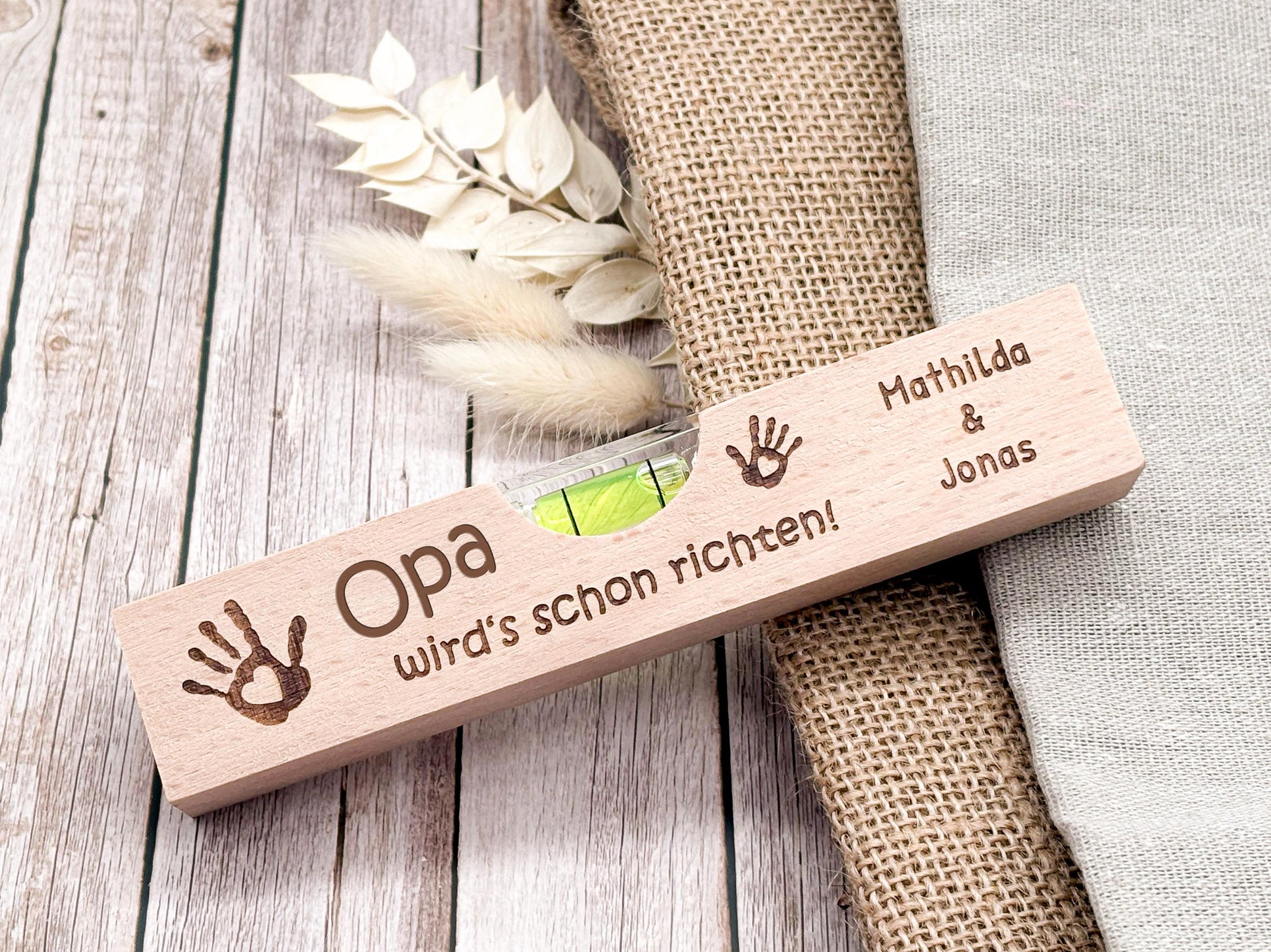 Personalisiertes Geschenk für Papa – Mini-Wasserwaage aus Buchenholz mit Gravur - Vatertag - "Papa wird's schon richten" - MWF1006