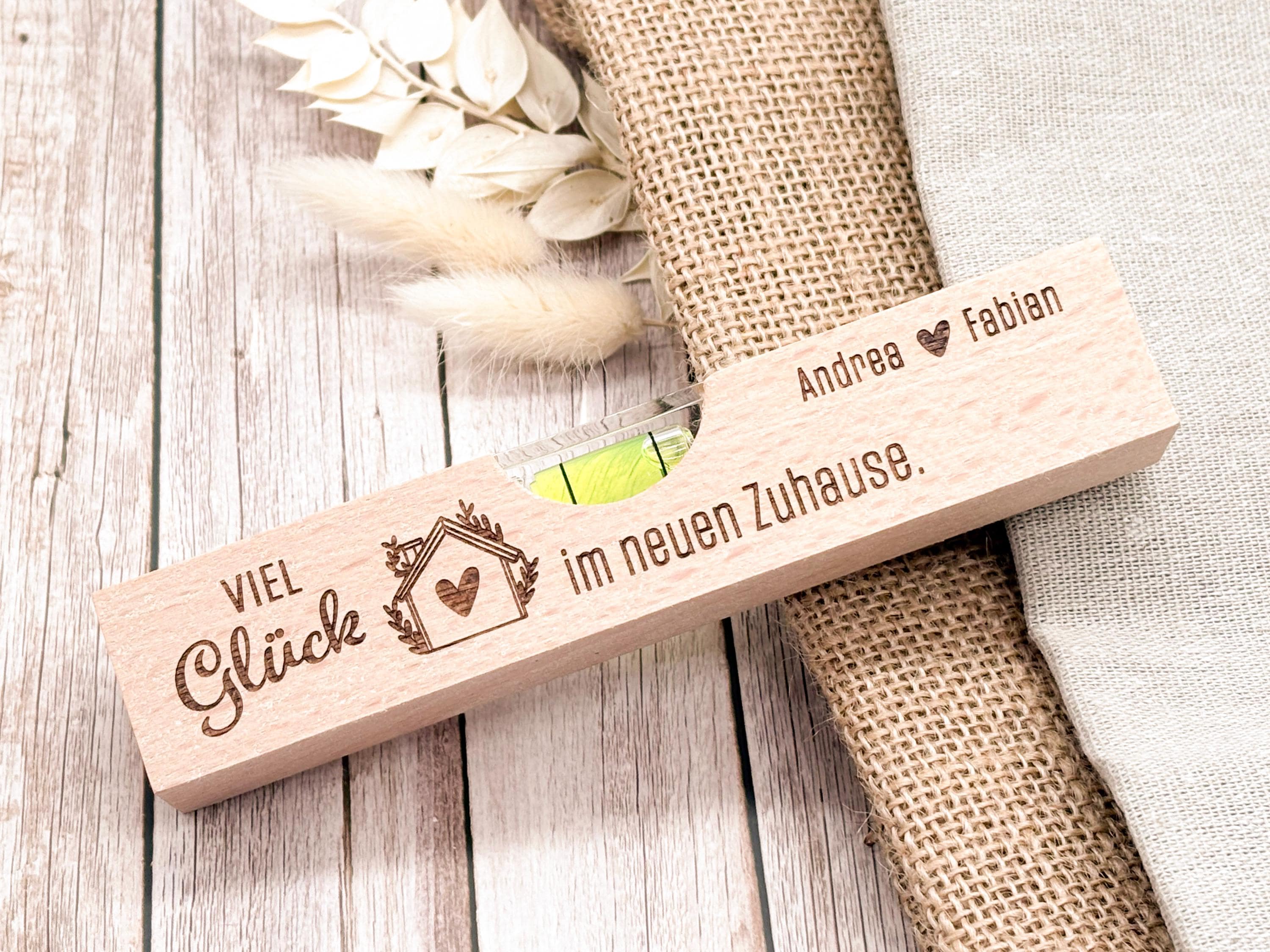 Personalisierte Wasserwaage mit Gravur aus Buchenholz