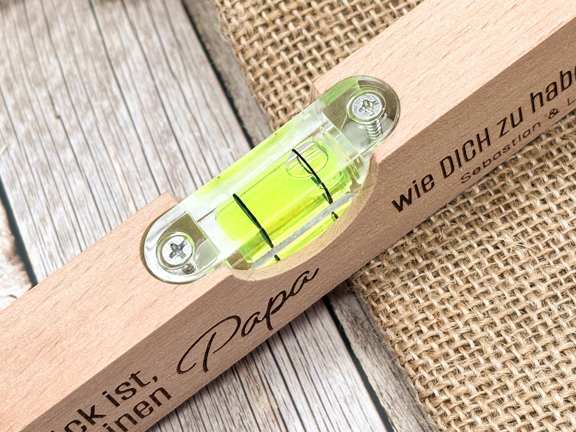 Personalisiertes Geschenk für Papa – Mini-Wasserwaage aus Buchenholz mit Gravur - Vatertag - "Glück ist..."
