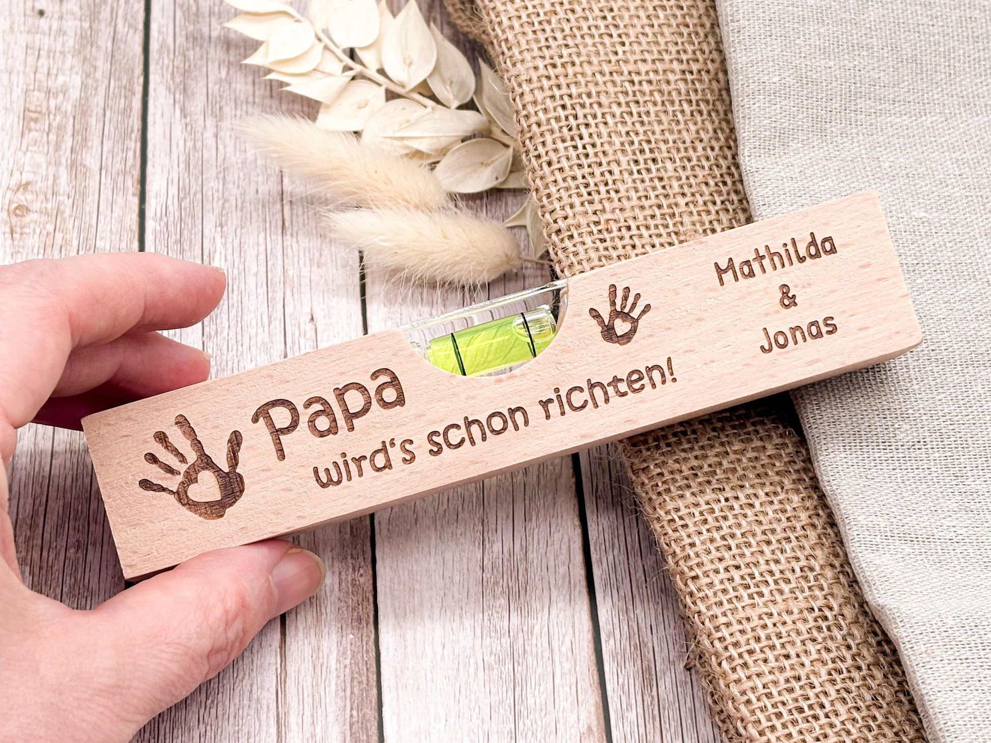 Gravierte Wasserwaage mit Wunschname als Vatertagsgeschenk