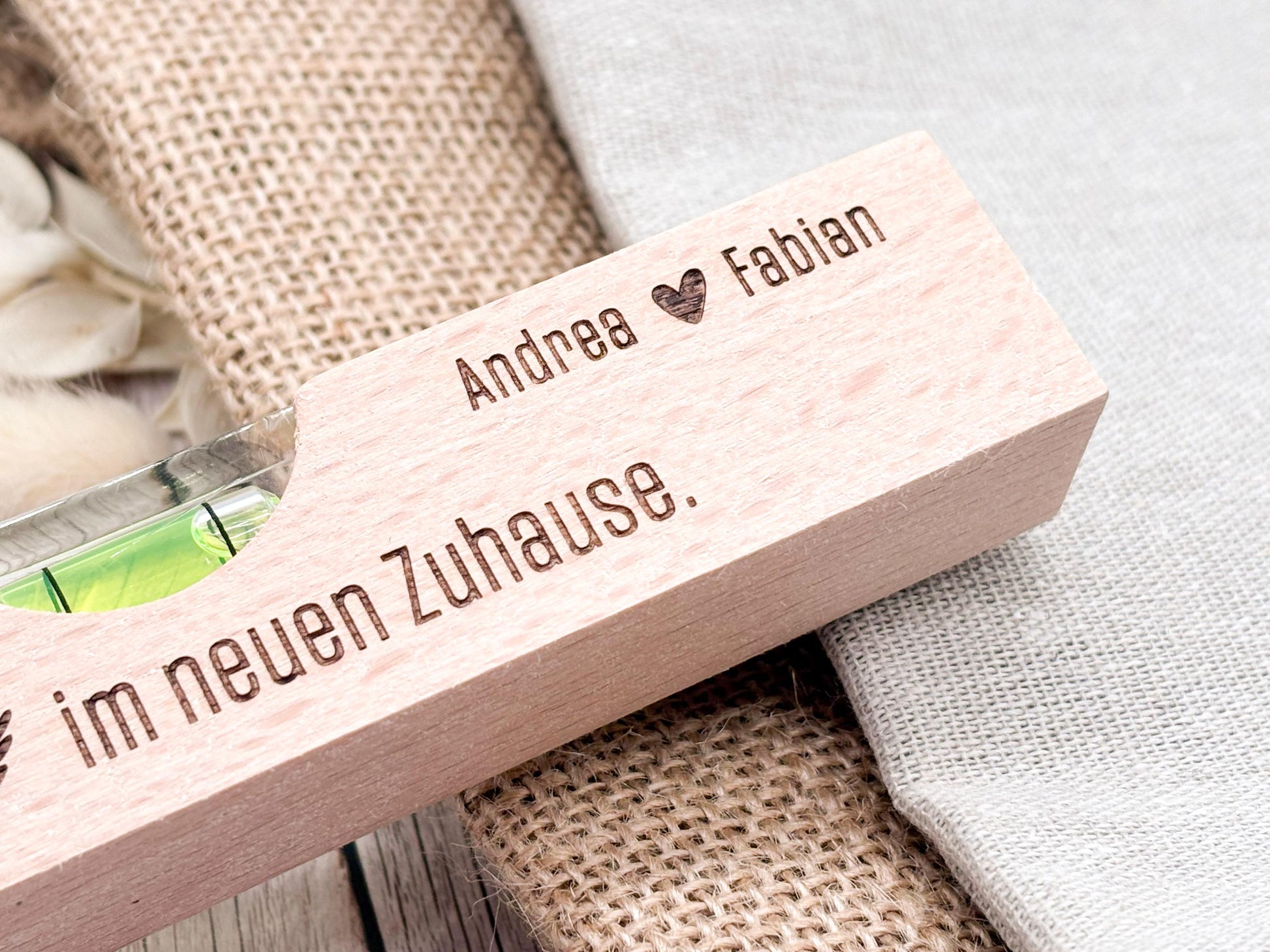 Personalisiertes Geschenk zur Hochzeit mit Wasserwaage aus Holz